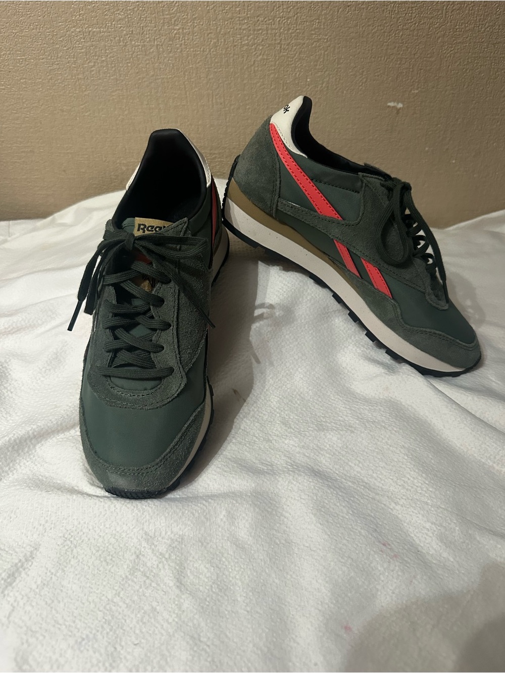 NWOB Reebok Aztec unisex Suede Sneakers